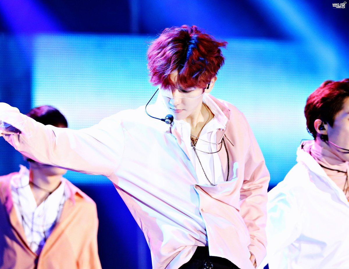 Baekhyun pulls off an amazing performance with EXO despite eye infection.