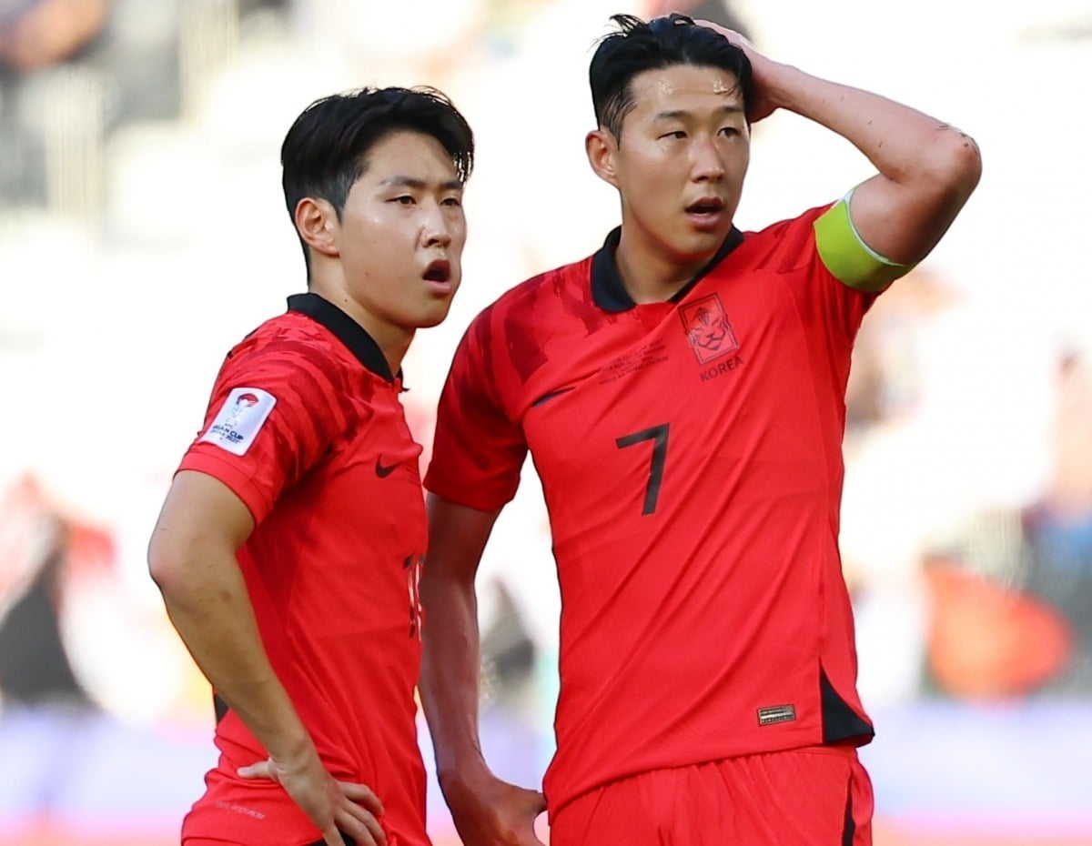 Lee Kang In (left) and Son Heung Min (right) 