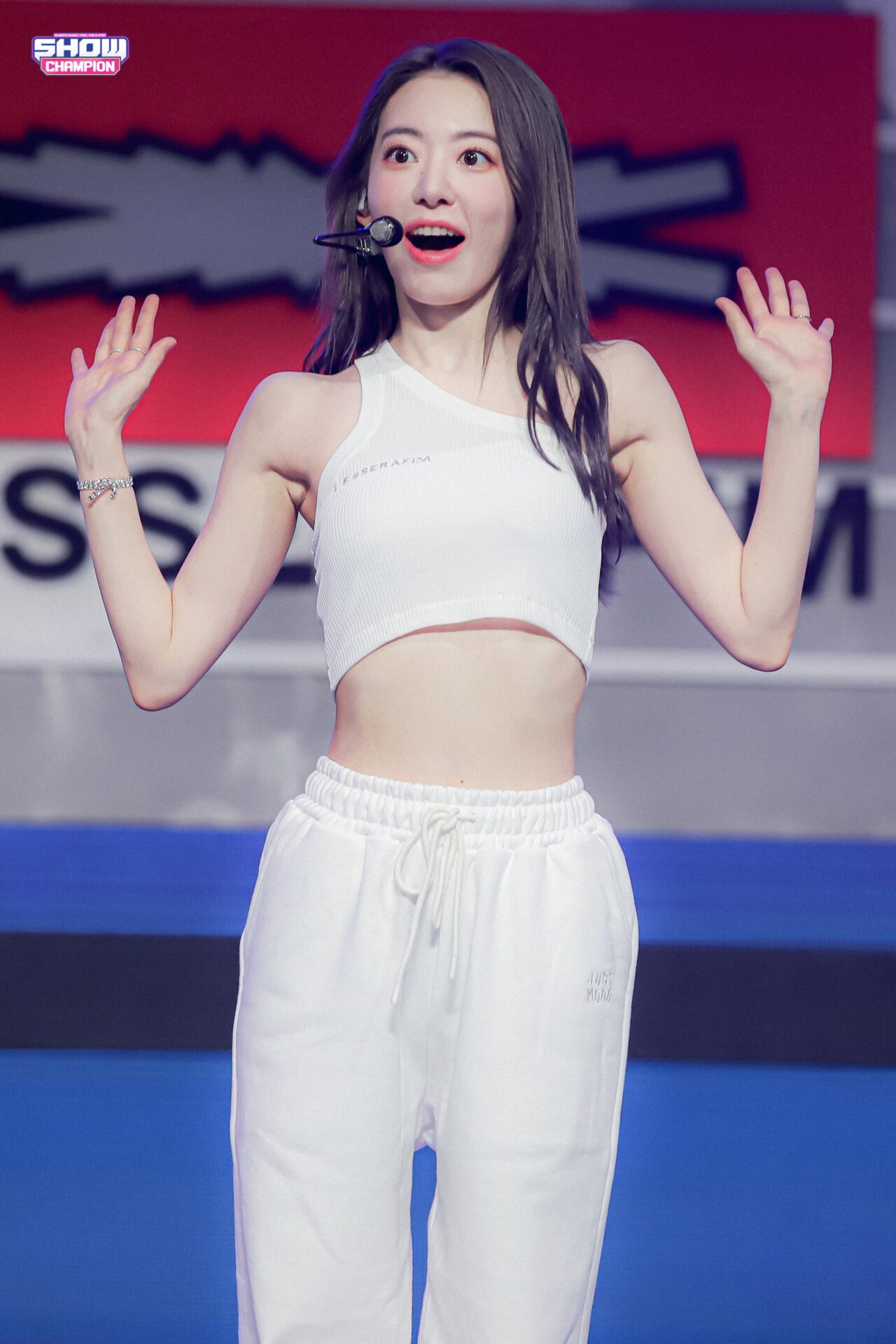 220511-LE-SSERAFIM-s-Sakura-Fearless-at-Show-Champion-documents-3