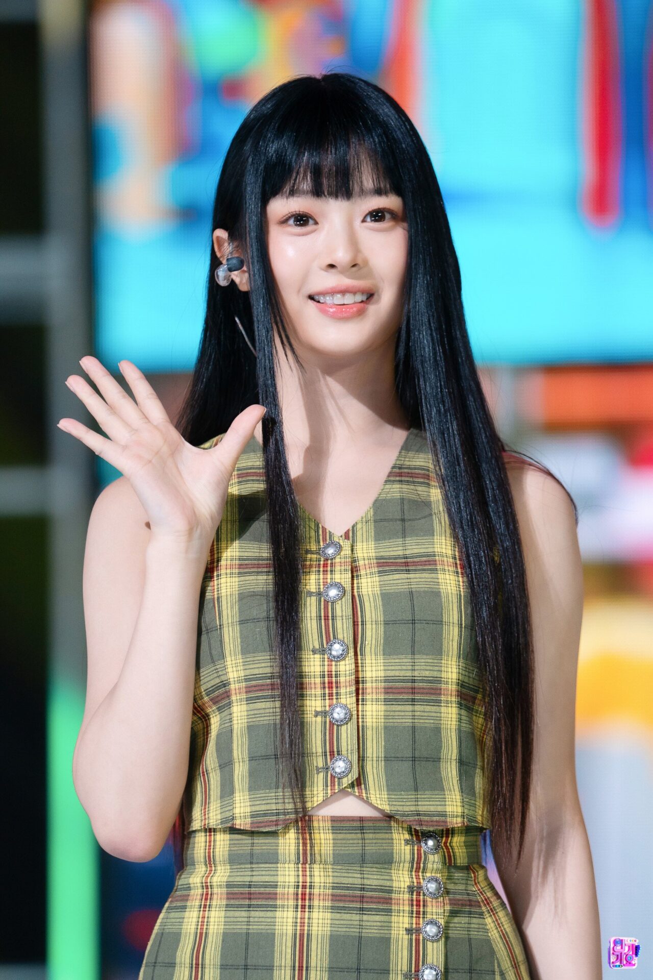 220828-NewJeans-Hanni-Hurt-at-Inkigayo-documents-1