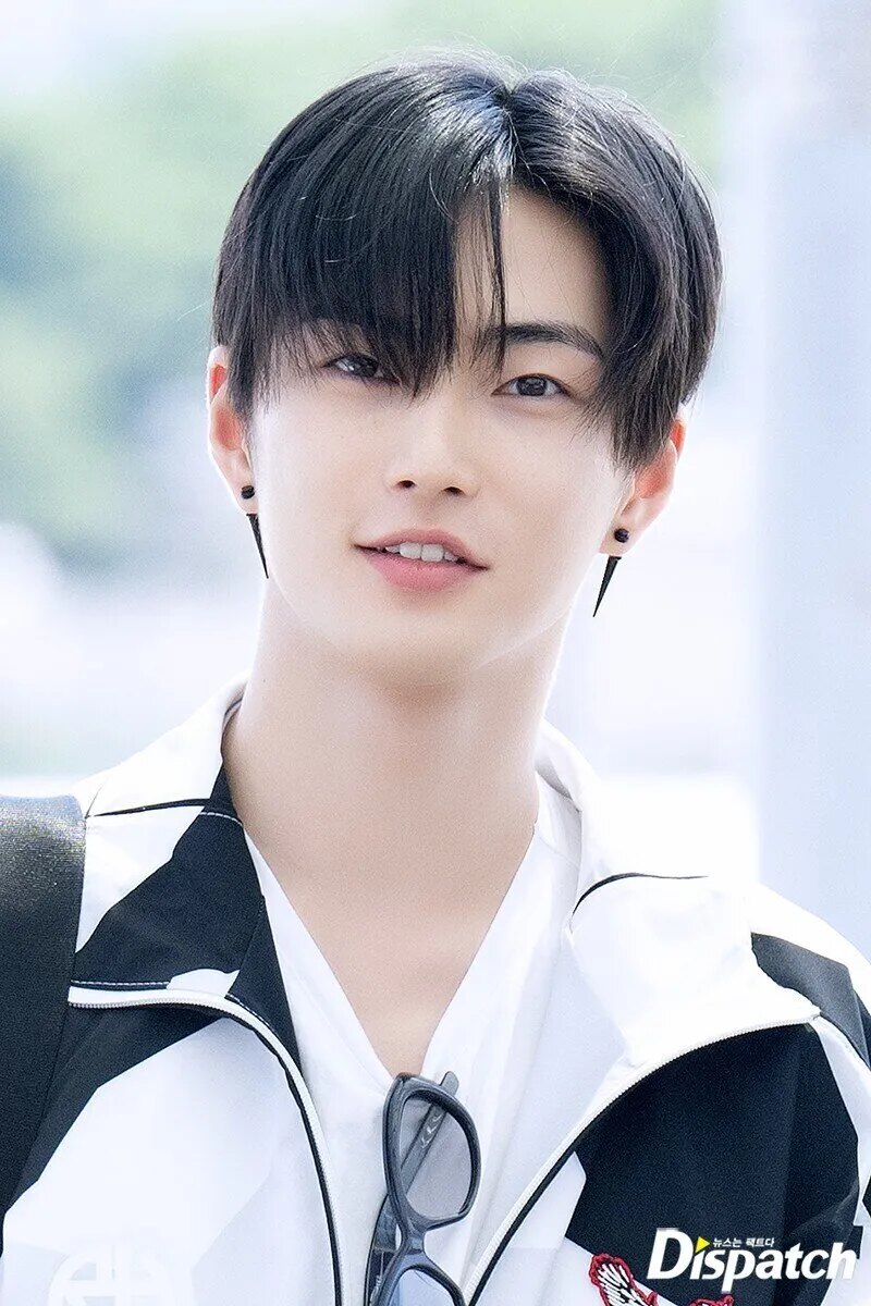 230819-RIIZE-Seunghan-at-Incheon-International-Airport-documents-1