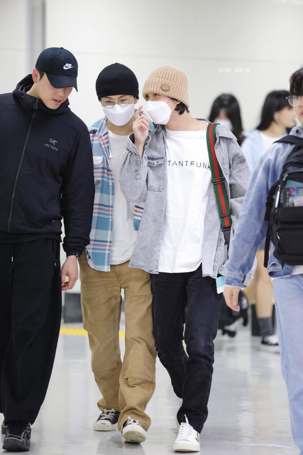 Mark (center left) and Haechan (center right) 