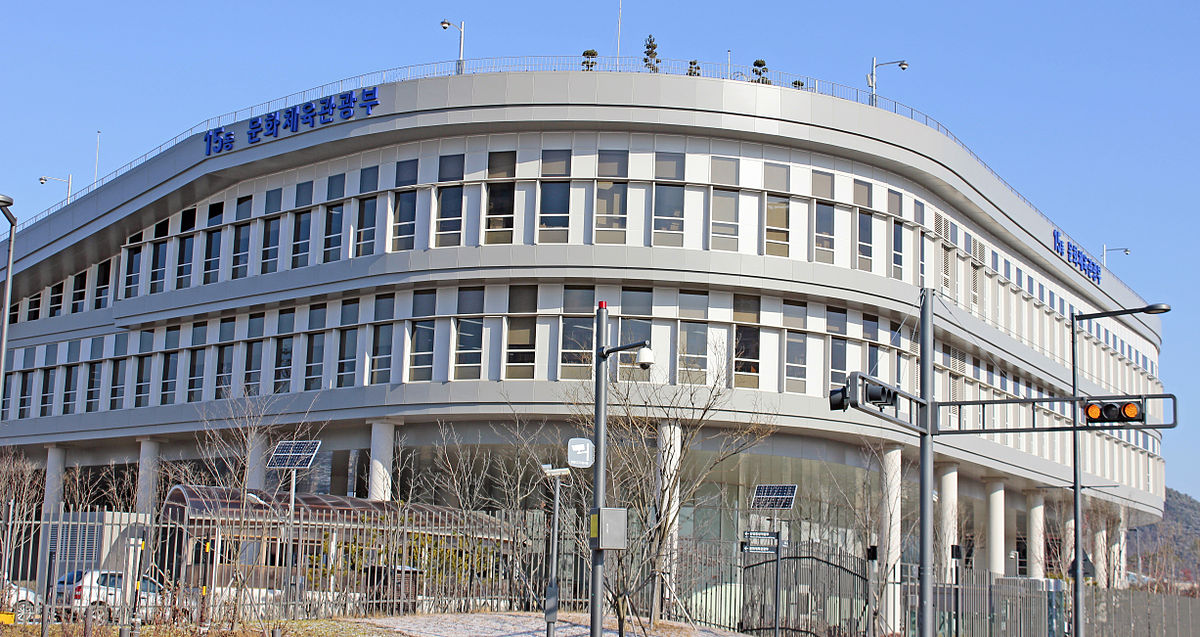 1200px-Ministry_of_Culture,_Sports_and_Tourism(South_Korea)