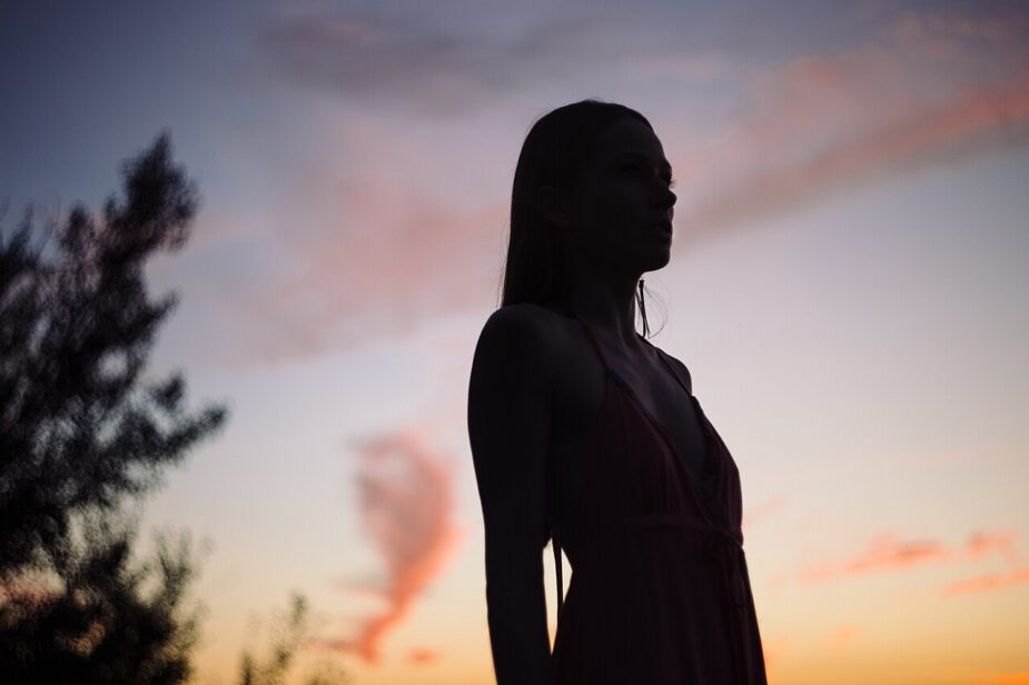 Silhouette_woman_standing_sunset_(Unsplash)