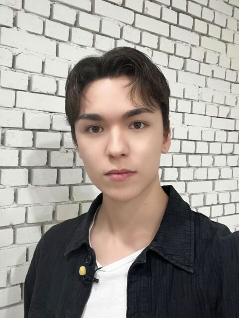 241018-SEVENTEEN-Actualización-de-Twitter-con-documentos-1-VERNON-1