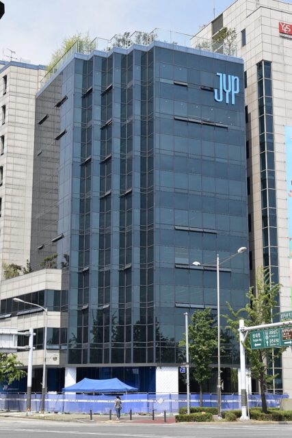 800px-JYP_Entertainment_building_in_the_Gangdong_District