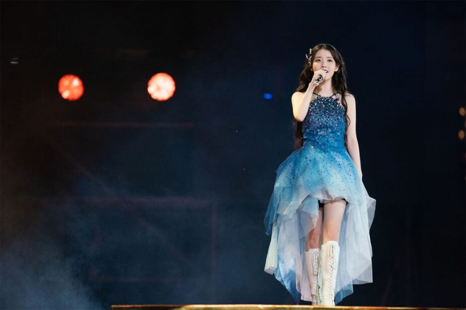 IU’s Staff Member Hid Under Her Dress During An Entire Live Performance