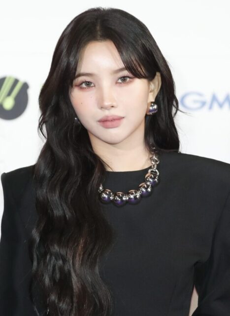 (G)I-DLE’s Soyeon Debuts Shocking Haircut At The “2024 MMA Awards” Red Carpet 