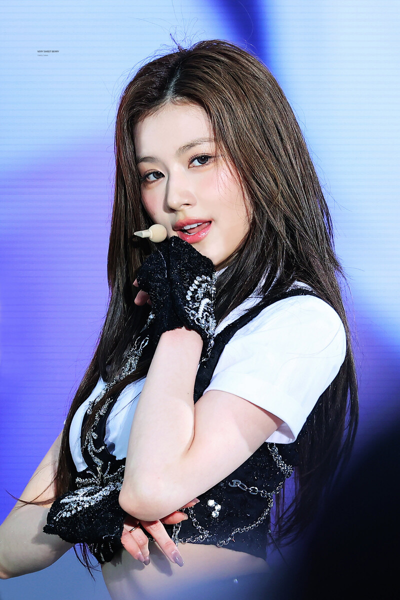 230513-TWICE-Sana-READY-TO-BE-World-Tour-in-Osaka-Day-1-documents-1