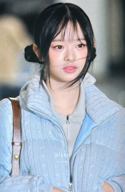 231213-NewJeans-Hanni-Incheon-International-Airport-documents-2