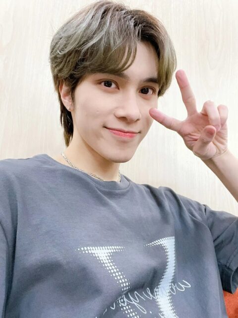 230326-hendery-weibo-instagram-update-wayv-fanmeeting-tour-v0-trzi9kwma3qa1