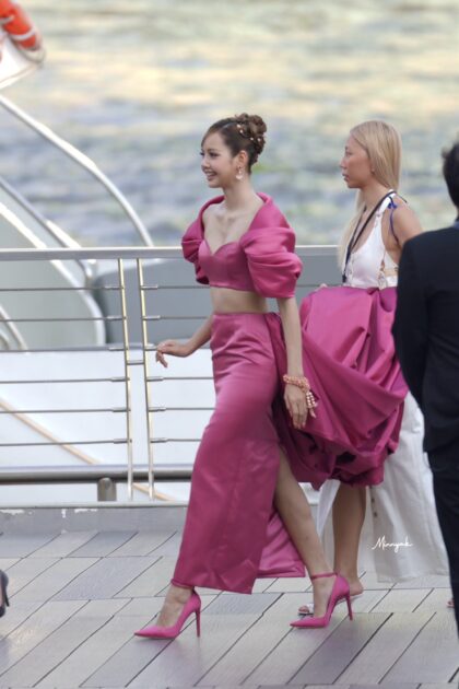 BLACKPINK's Lisa Makes A Jaw-Dropping, Main Event Entrance At 