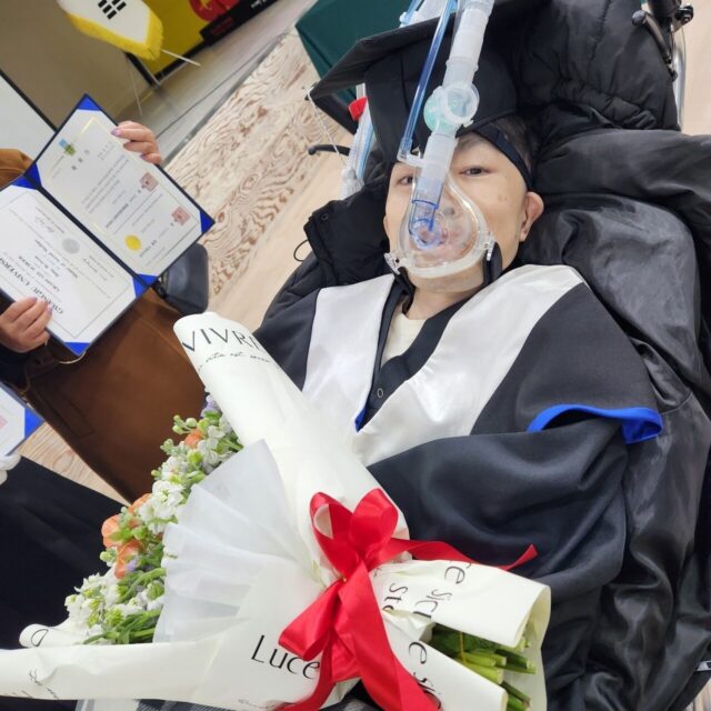 Korean Student With Paralysis Finishes Master’s Degree Using Just His Eyes