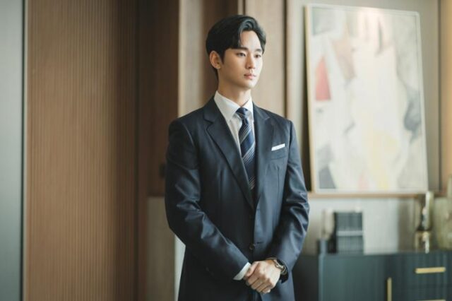 Kim Soo Hyun’s Response To Working With An Older Popular Actress Goes Viral