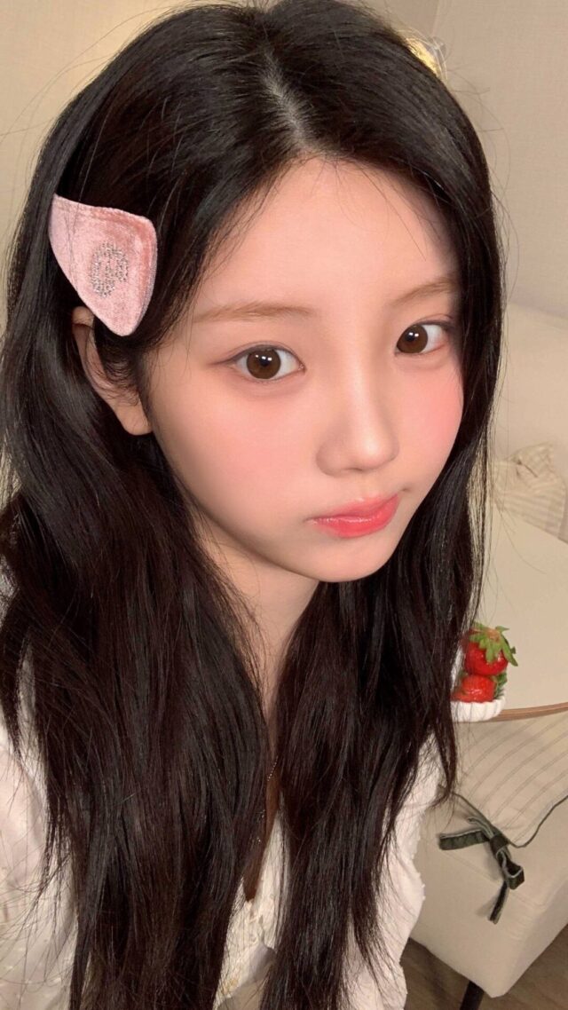 ILLIT's Wonhee Goes Viral For On-Stage Mistake With Male Idol - Koreaboo