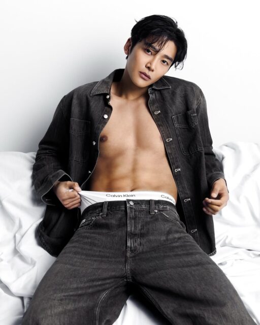 Make it monochrome.@ewsbdi flashes the logo waistband. Layered with the Denim 90s Overshirt and Baggy Jeans for effortless edge.Discover the look on CalvinKlein.com