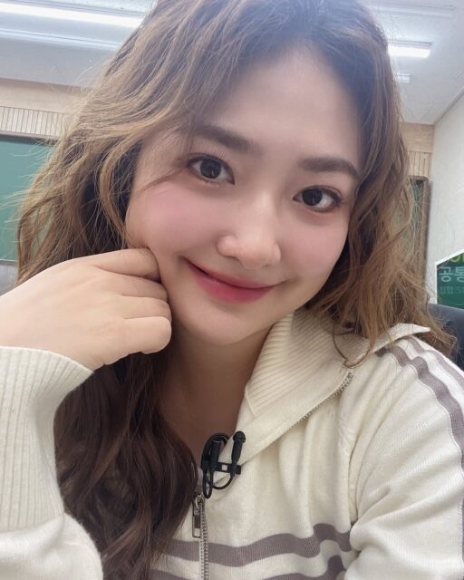 25년 아이돌 트렌드가얇은 보헤미안 웨이브 스타일이라며이렇게나 많은 머리숱 하나하나 정성껏진짜 다 얇게 말아주신 쌤들께 감사의 마음을 담아.. 저 이러면 아까워서 머리 또 못감아요ㅠ_ㅠ(절대 귀찮아서 아님)아무튼 우당탕탕 이번주도 촬영 끝!.! #대성마이맥 #수학 #강사 #일스타그램