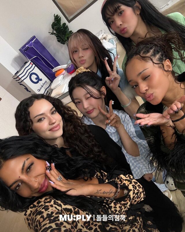 Katseye Sparks Attention By Signing A Fan In An Intimate Spot Koreaboo