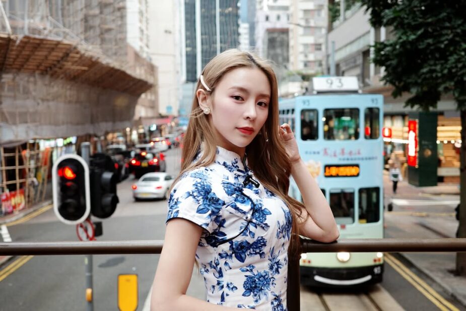 復古旗袍 賽馬激情 雲端纜車 漁村煙火 就這樣我們的歡笑聲遍佈在香港的各個角落 猜猜我們這個家族的角色定位 到底誰跟馬最有緣呢 大澳出現離奇尖叫聲 是什麼「東西」呢 郭哥開箱我的專輯 最終回今晚8點帶你解鎖港式浪漫 #全明星出發吧 @all_star_travellers