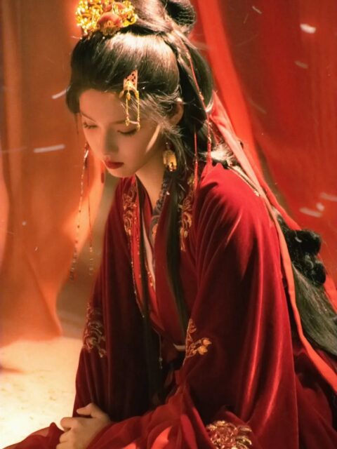 It feels good to follow the wind, the sky is wide🏹 The clouds have cleared and the moon is vis (2)