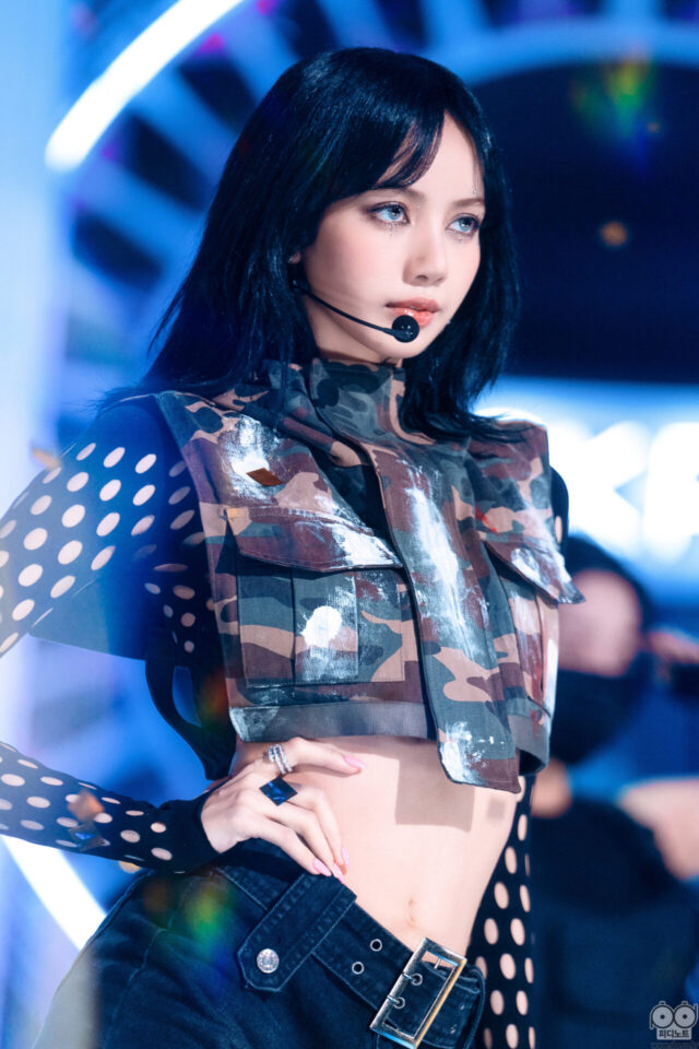 Controversial Singer Attacks BLACKPINK's Lisa With Transphobic And ...