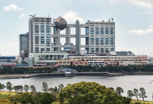 Fuji-TV-building-Odaiba-Tokyo-Japan-925x633