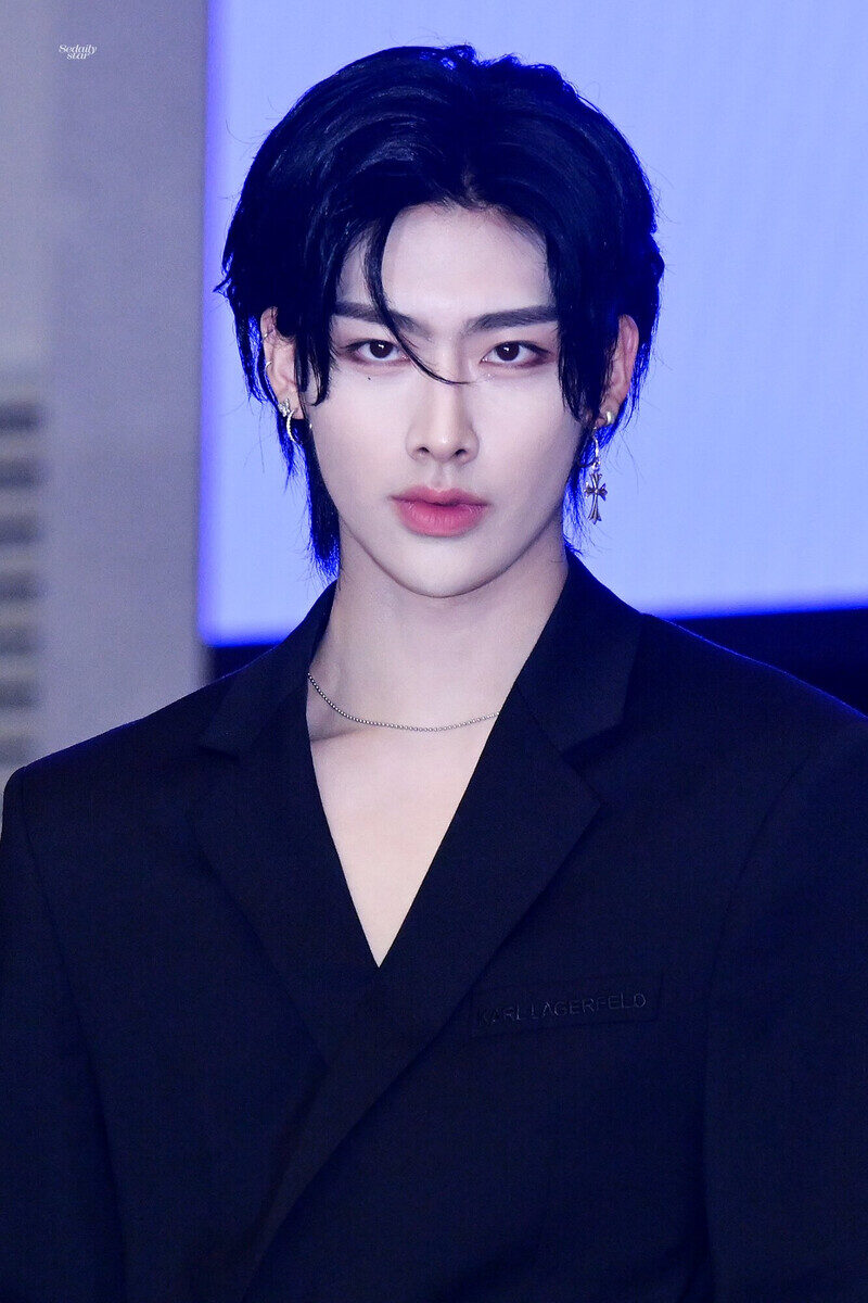 Popular Idol Hit With Backlash For Reaction To Movie About Abuse — He Responds To Criticism插图2 240628-ZEROBASEONE-Ricky-at-Gimpo-International-Airport-documents-1