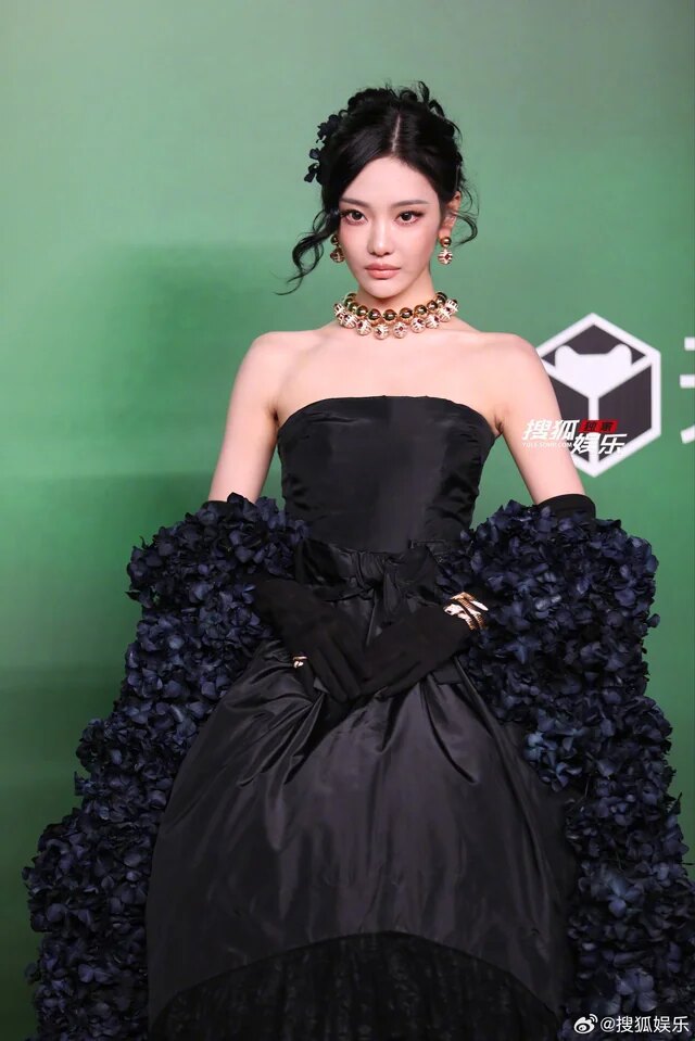 251023-ningning-at-vogue-china-forces-of-fashion-2025-red-v0-tmu67d3c7uwf1