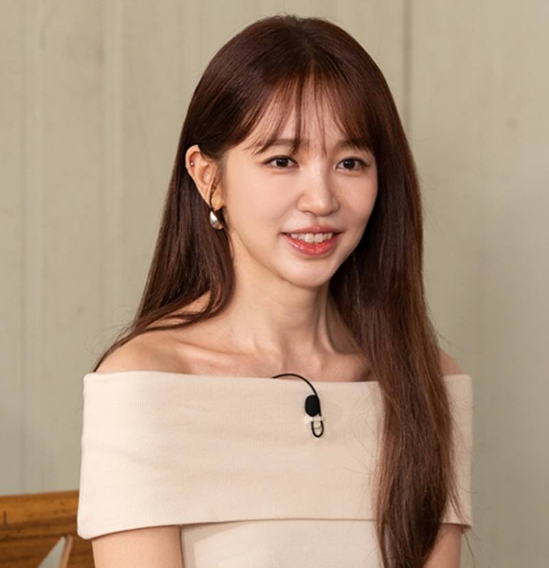 Yoon Eun Hye Ditches Decades-Long "Love Line" With Now-Married Kim Jong