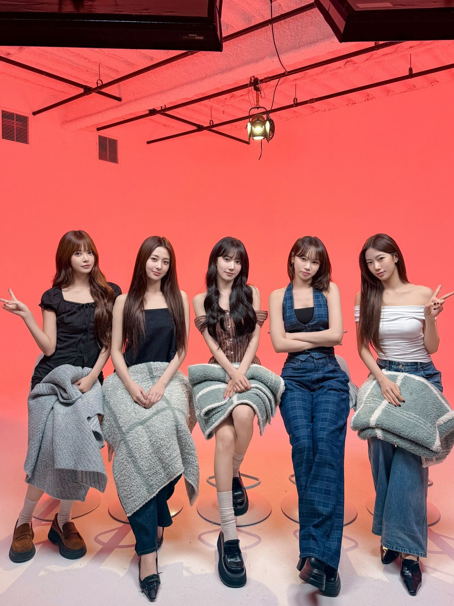 Участницы LE SSERAFIM во время интервью для Vanity Fair, передающего дружескую и откровенную атмосферу