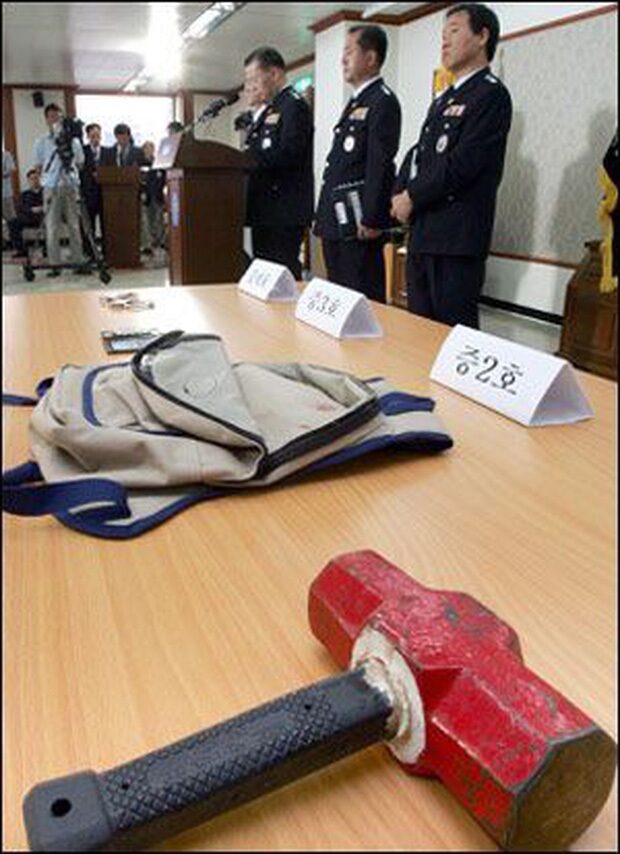 chiec-bua-hung-khi-duoc-thu-thap-lam-bang-chung-14532519