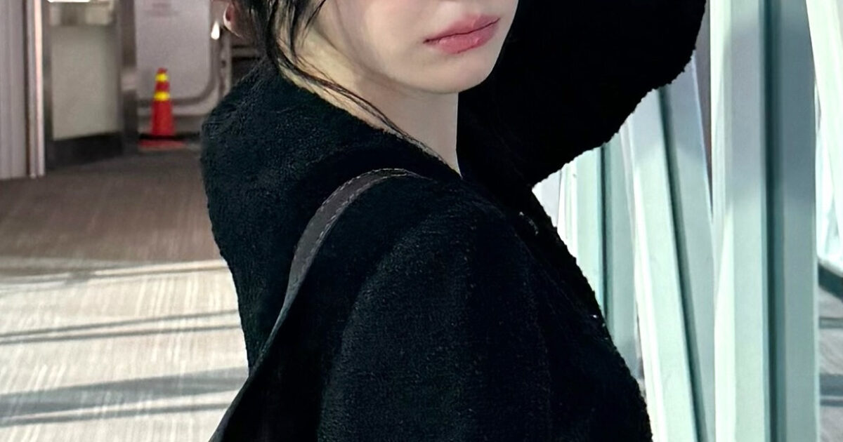 Popular Idol Caught “Flipping Off” Fans On Camera