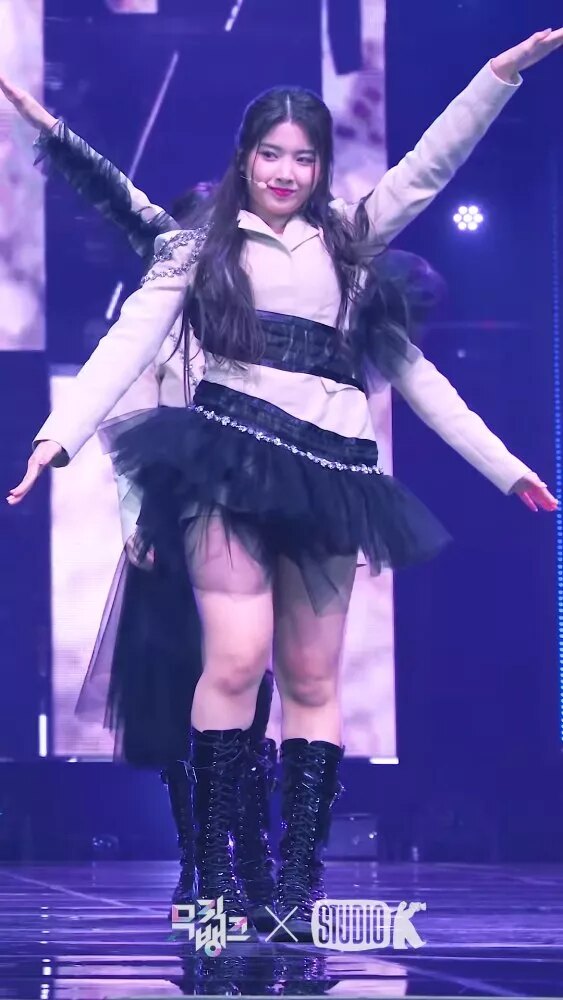 o_o_ji_woo_fancam_debut_stage_music_bank_04_03_2022_214829