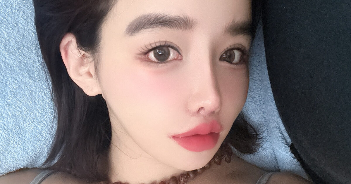 2NE1’s Park Bom Unfollows Everyone On Instagram… Except One