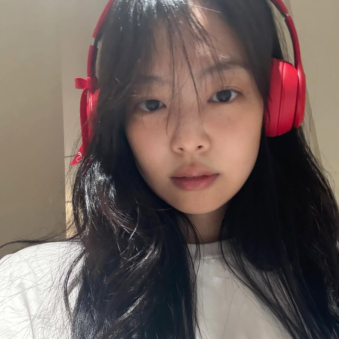 Jennie's BEATS headphones