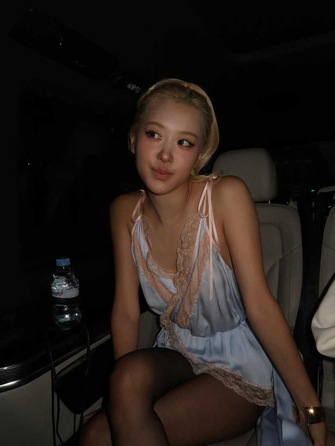 Rosé at Yves Saint Laurent Fashion Show | @roses_are_rosie/Instagram