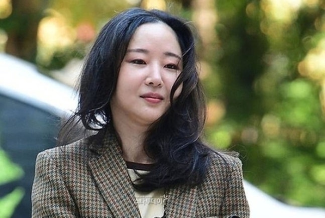 Min Hee Jin durante audiência