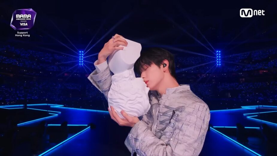 [#2025MAMA] 투모로우바이투게더 - Upside Down Kiss + Beautiful Strangers _ Mnet 251129 방송 0-13 screenshot