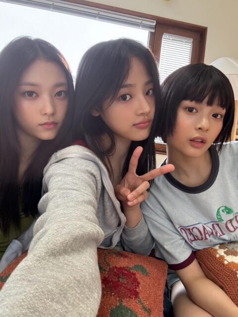 241004-minji-hanni-haerin-phoning-photo-update-v0-0ivujq9hepsd1