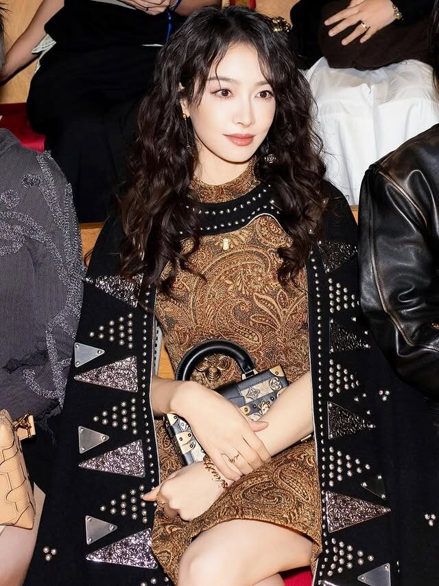 Iconic Female Idol Stuns In A Daringly Revealing Outfit At A Public Event