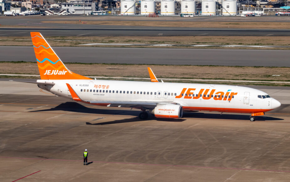 Boeing_737_Jeju_Air_at_Fukuoka_Airport