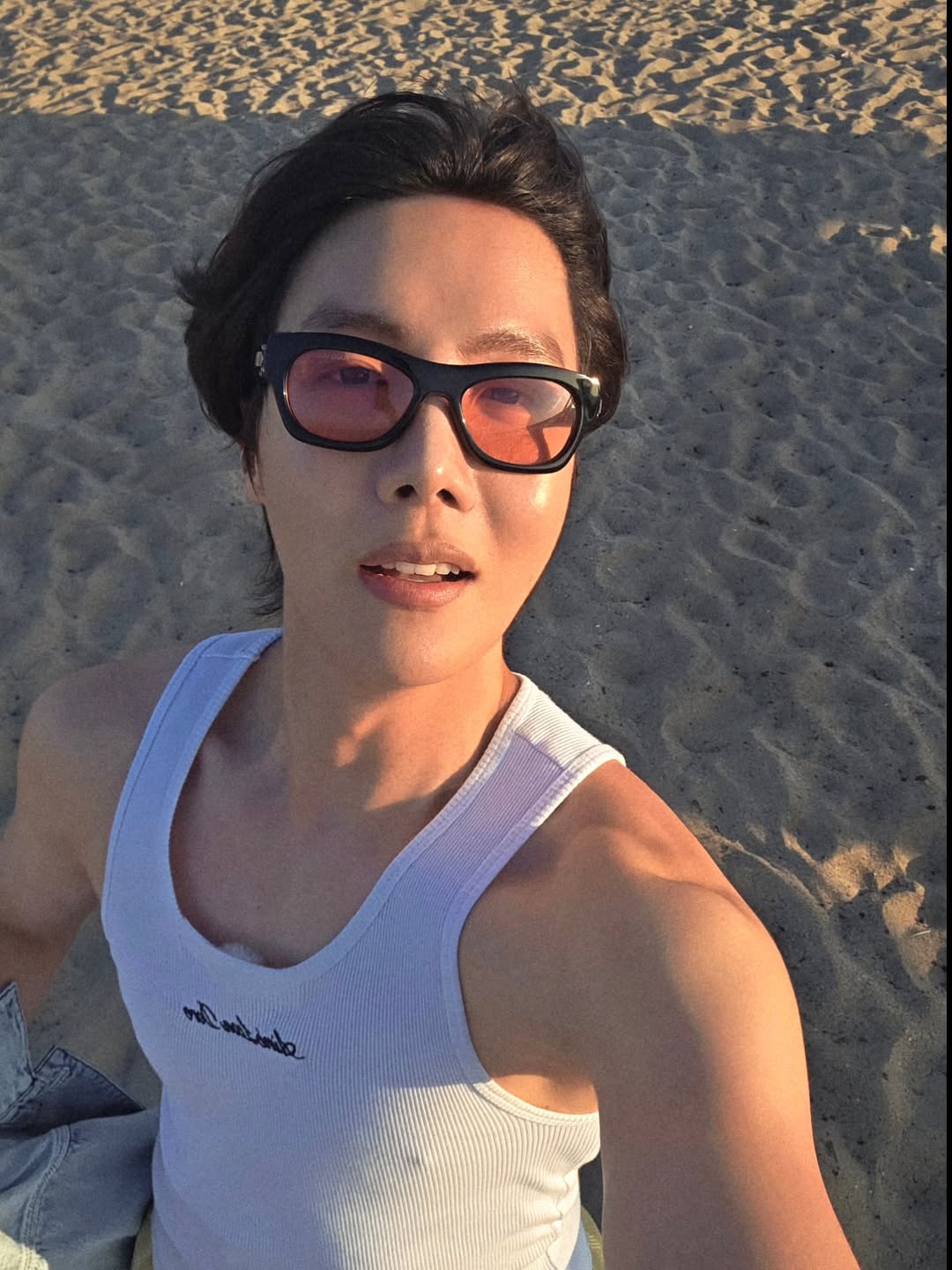 BTS's J-Hope usando a jaqueta Vanson no clipe Killin' It Girl