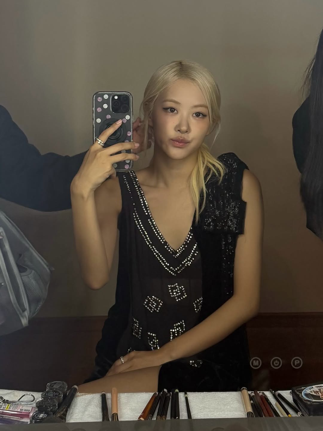 BLACKPINK's Rosé usando a jaqueta no palco com shorts e botas