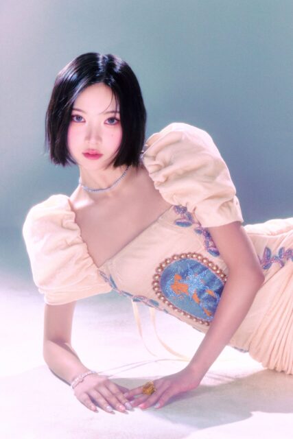 jiwoo-hearts2hearts-looks-very-similar-to-sohee-ex-alice-v0-017r3mgd7noe1