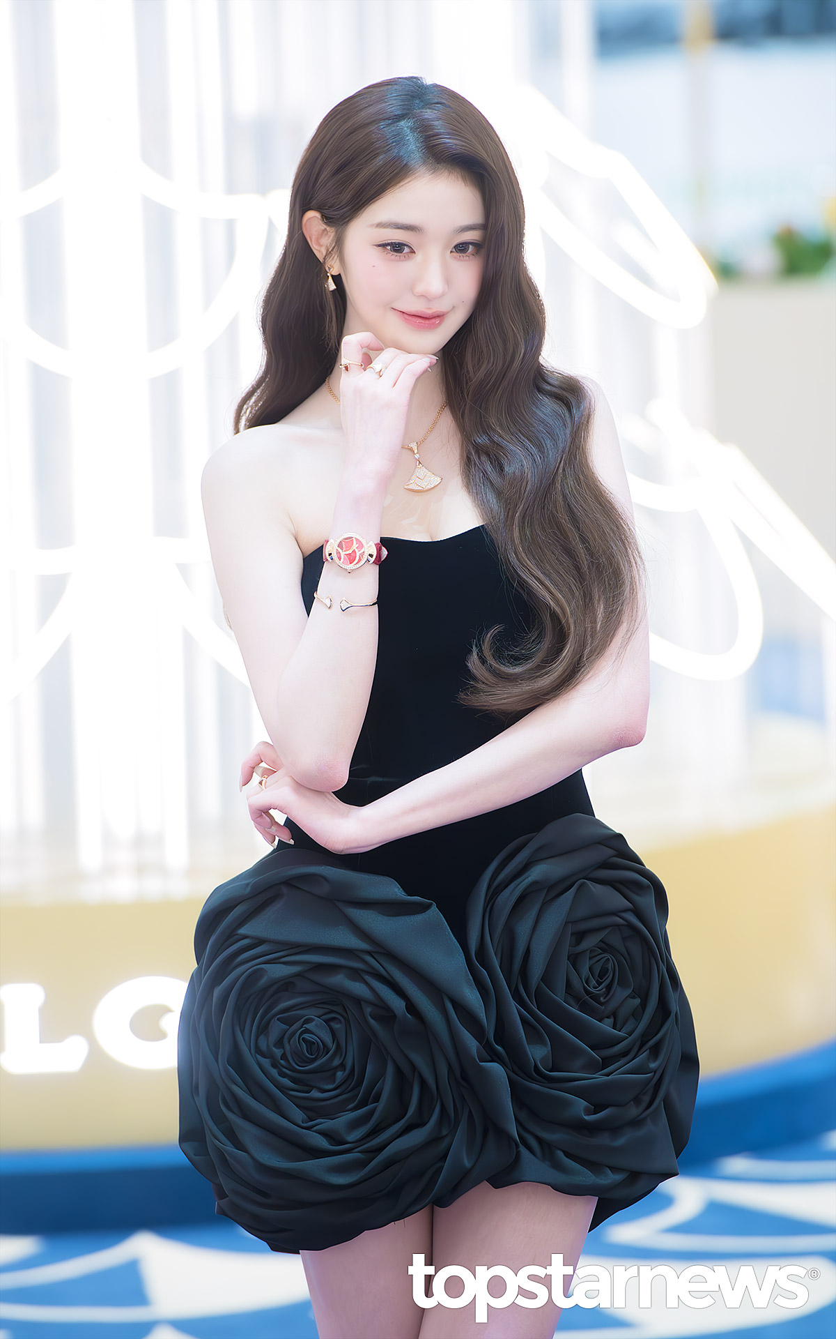 Jang Wonyoung sorrindo durante o evento Bulgari