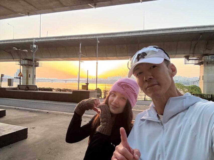 🏃_♂️새벽 러닝해뜨기 전에 러닝을 시작해서 8km 가볍게 조깅하고...해가 뜨기 시작오늘도 선물같은 하루를 감사함으로 시작한다는 다니엘의 말에그리고 6시까지 나오느라 (1)