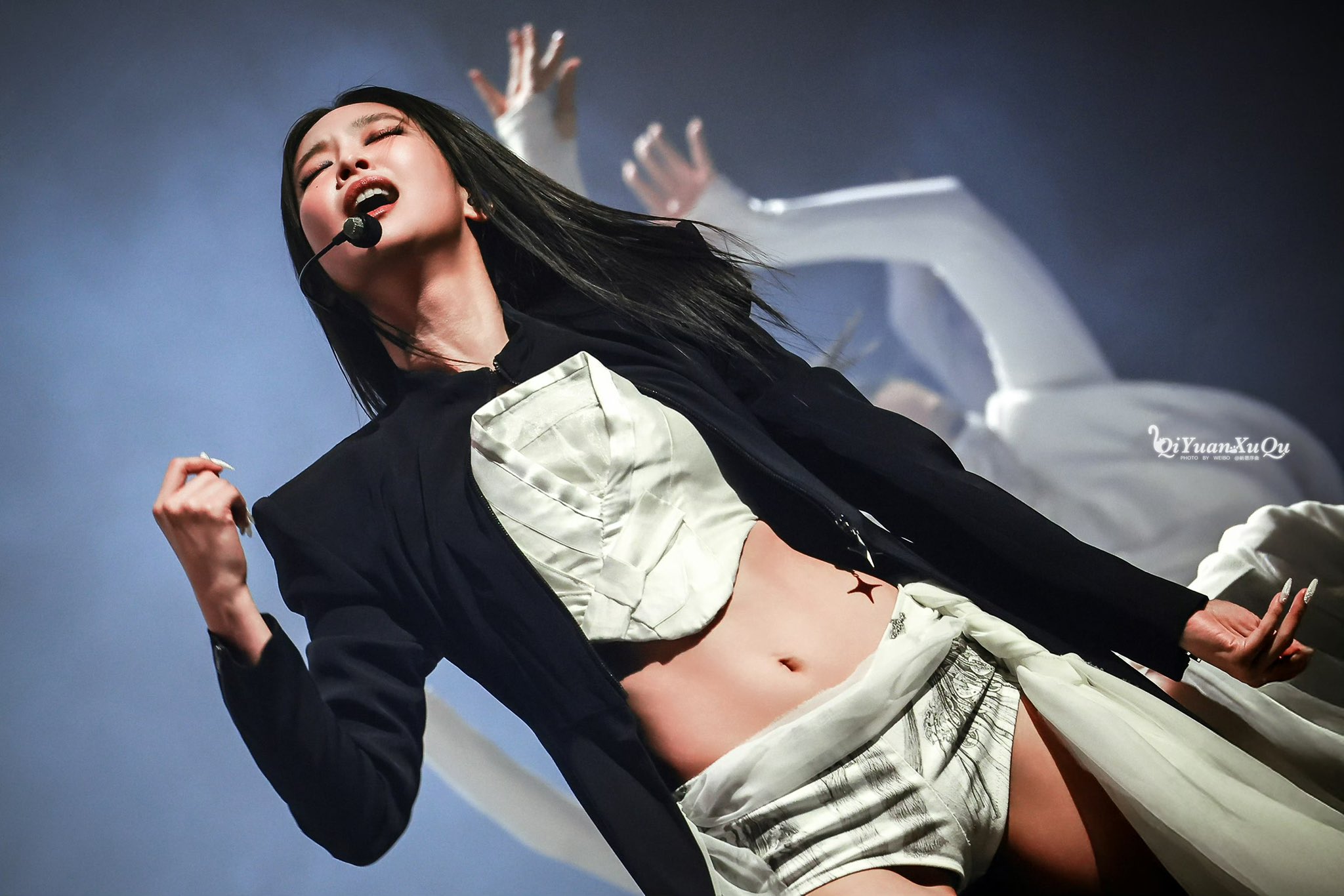 Print de comentários em fórum coreano elogiando Jennie