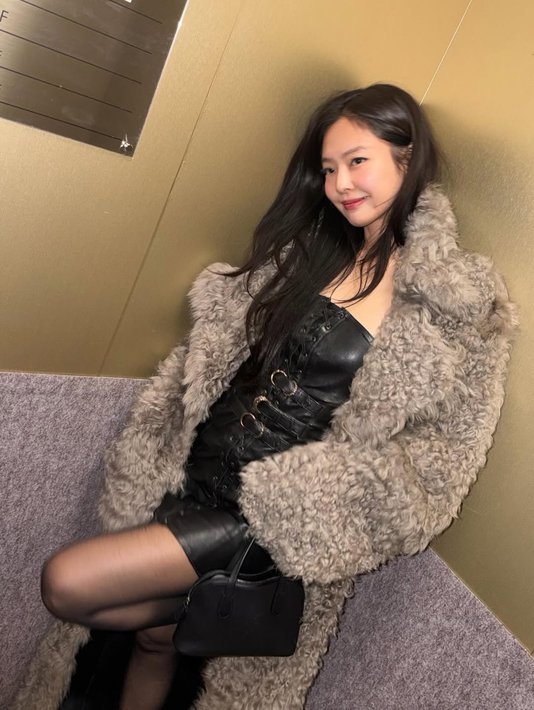 Jennie do BLACKPINK mostrando seu abdômen definido
