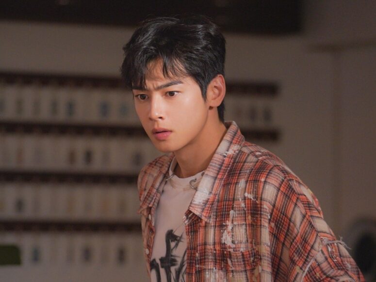 cha eunwoo mv behind