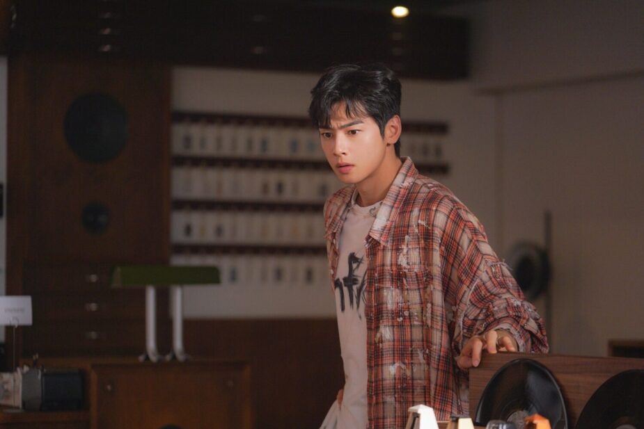 cha eunwoo mv behind